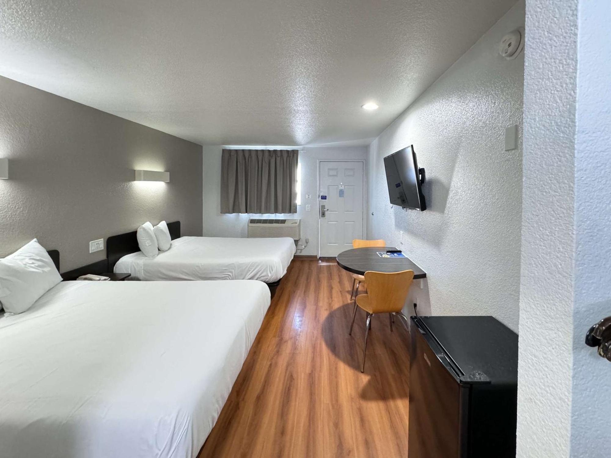 Hotel 6 Airport Ontario