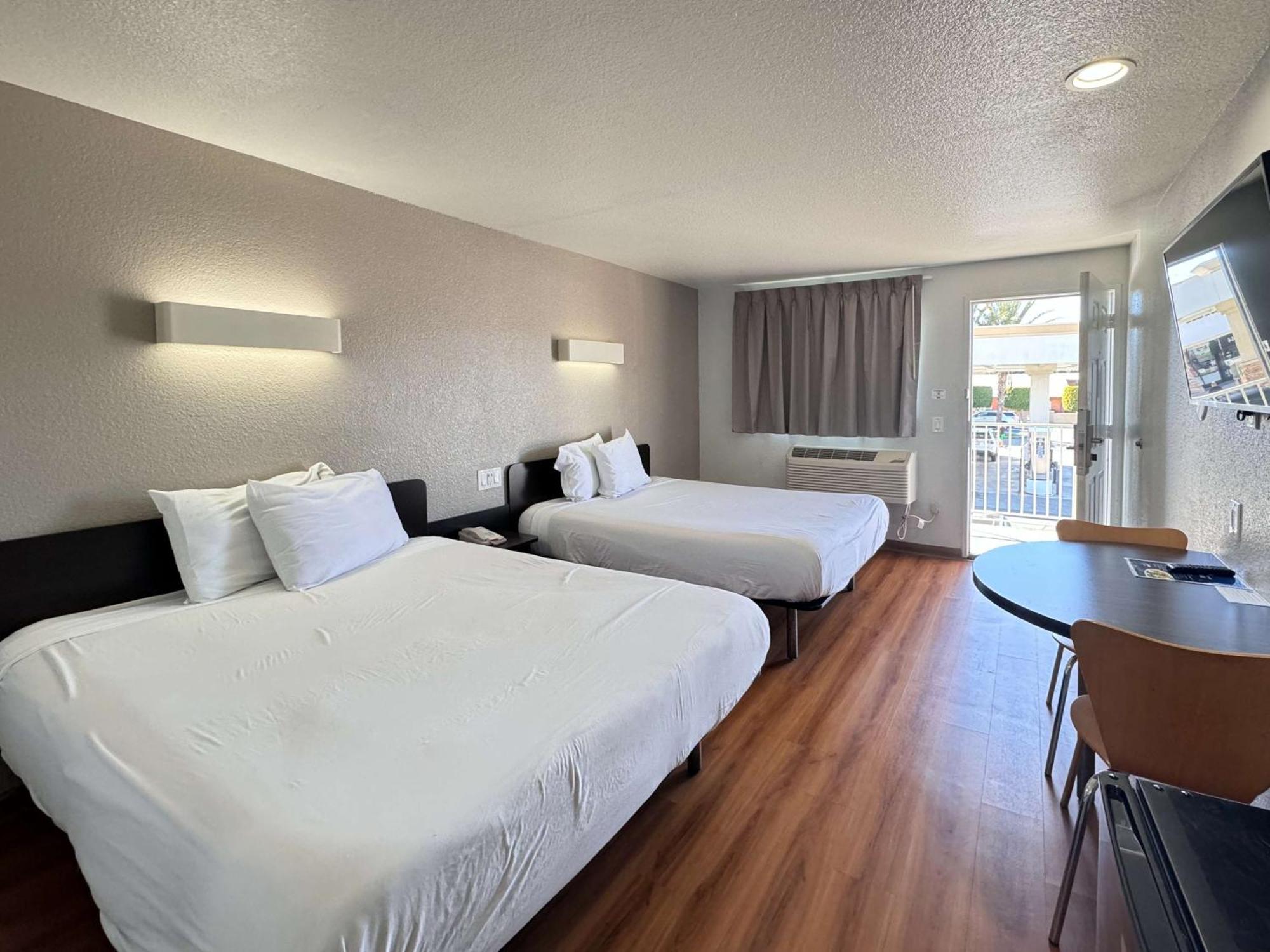 Hotel 6 Airport 2*