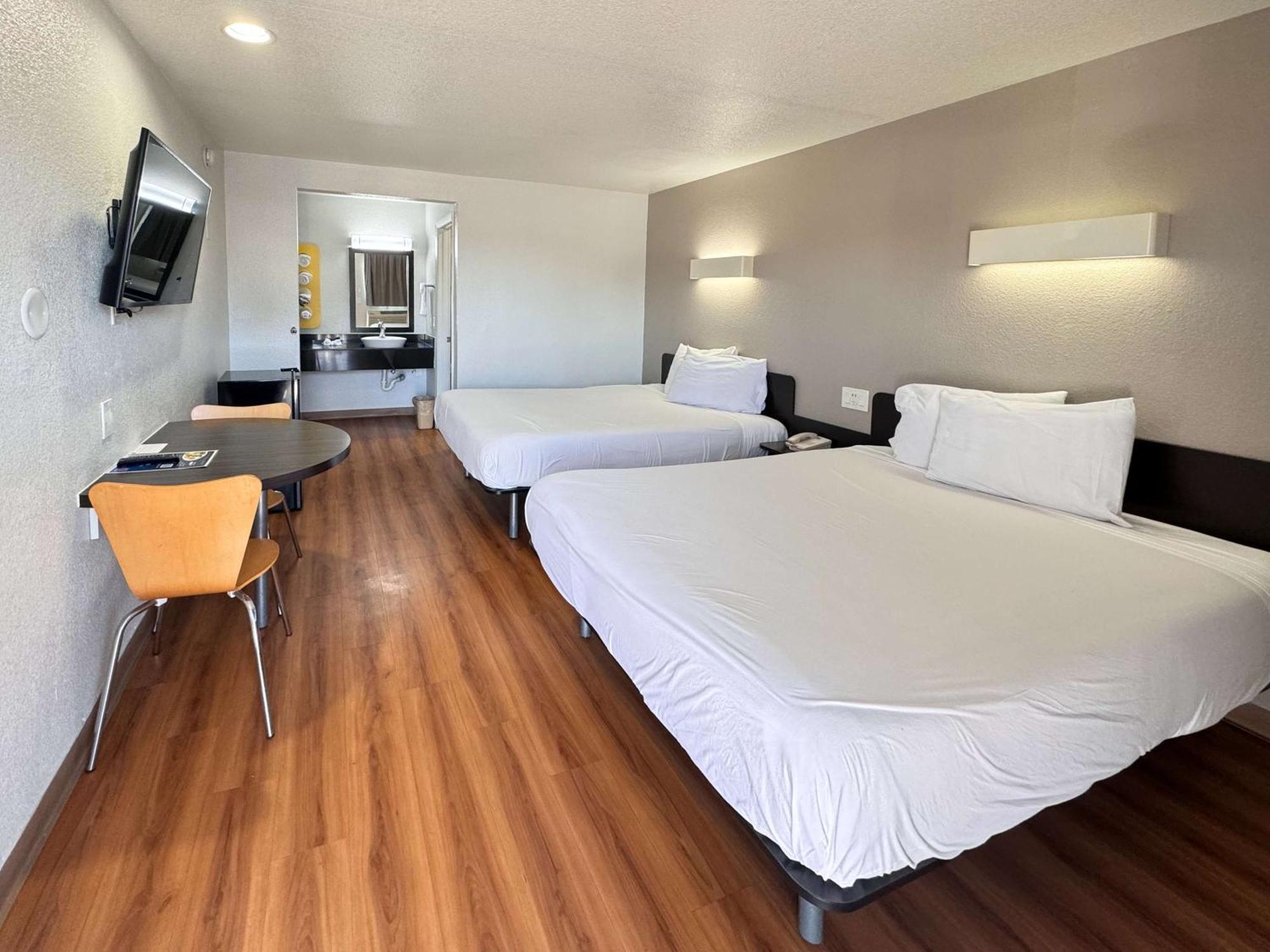 6 Airport Hotel Ontario