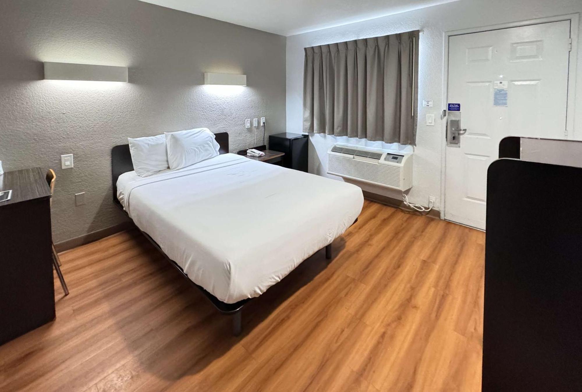 6 Airport Hotel Ontario