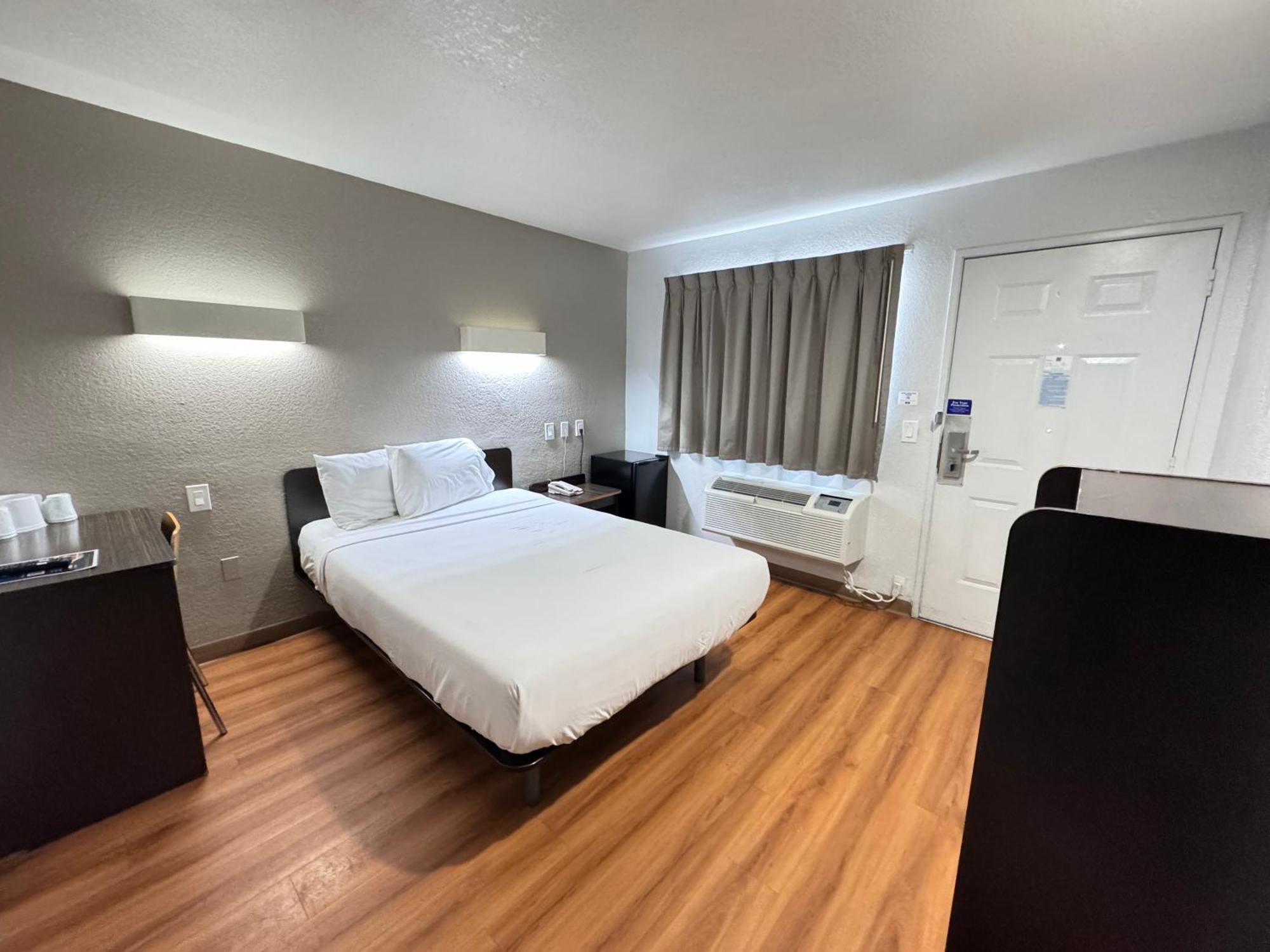 Hotel 6 Airport Ontario