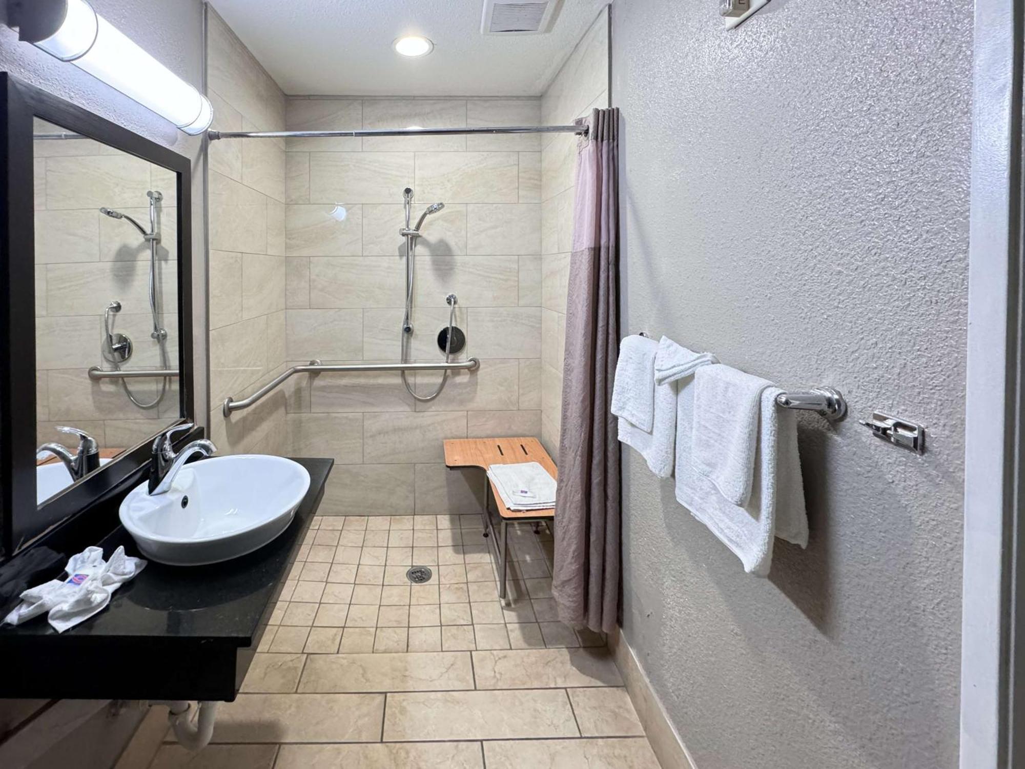 6 Airport Hotel