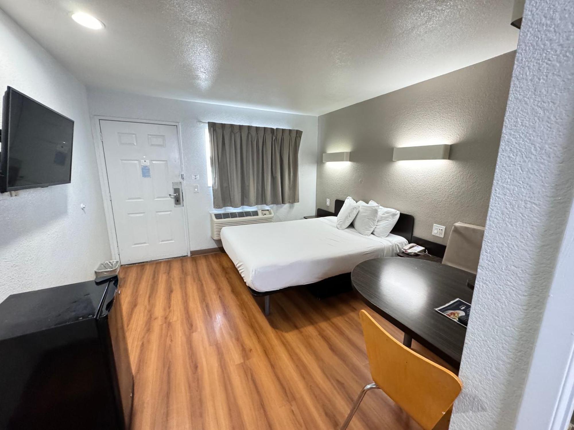 6 Airport Hotel Ontario