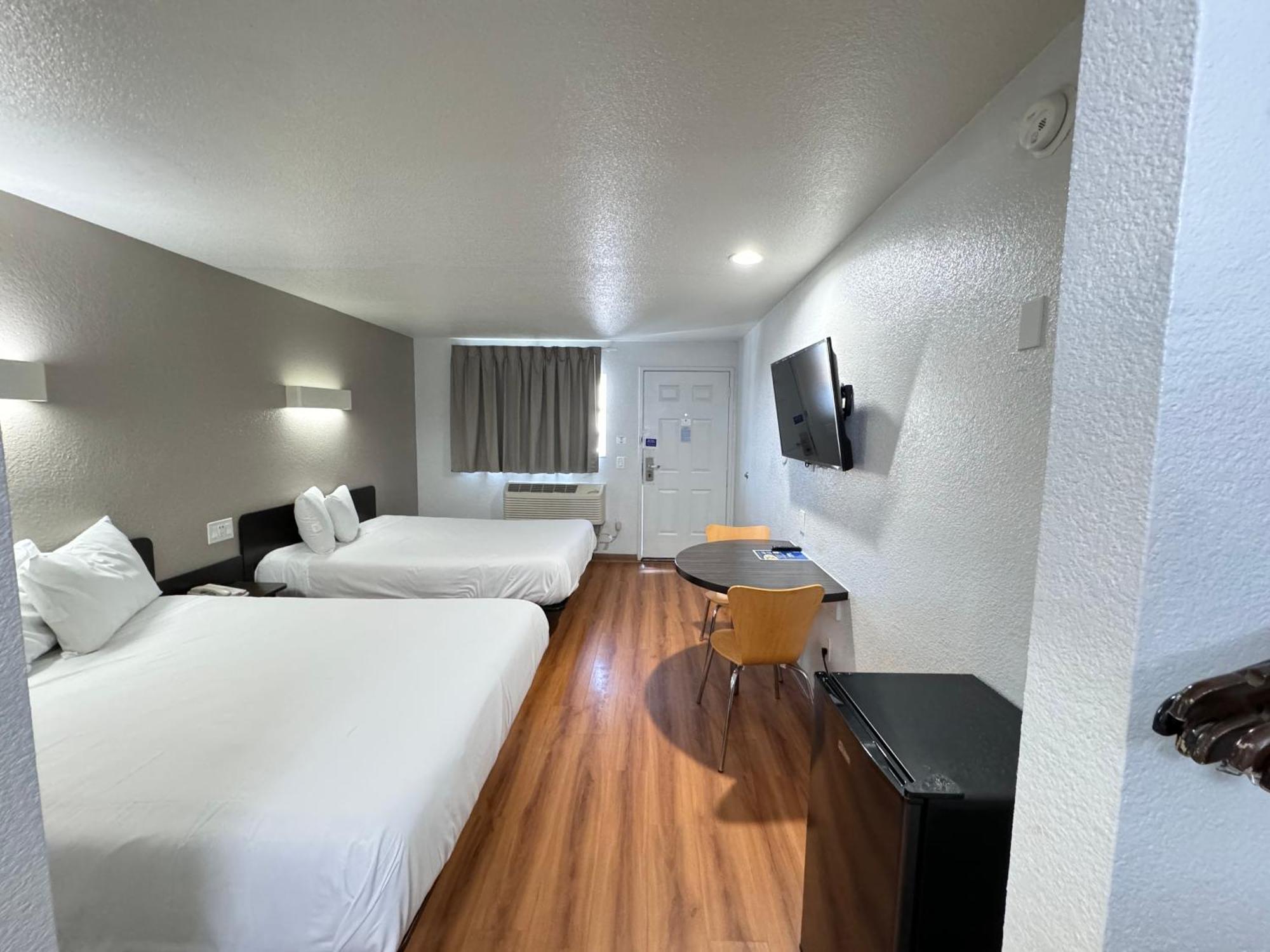 6 Airport Hotel