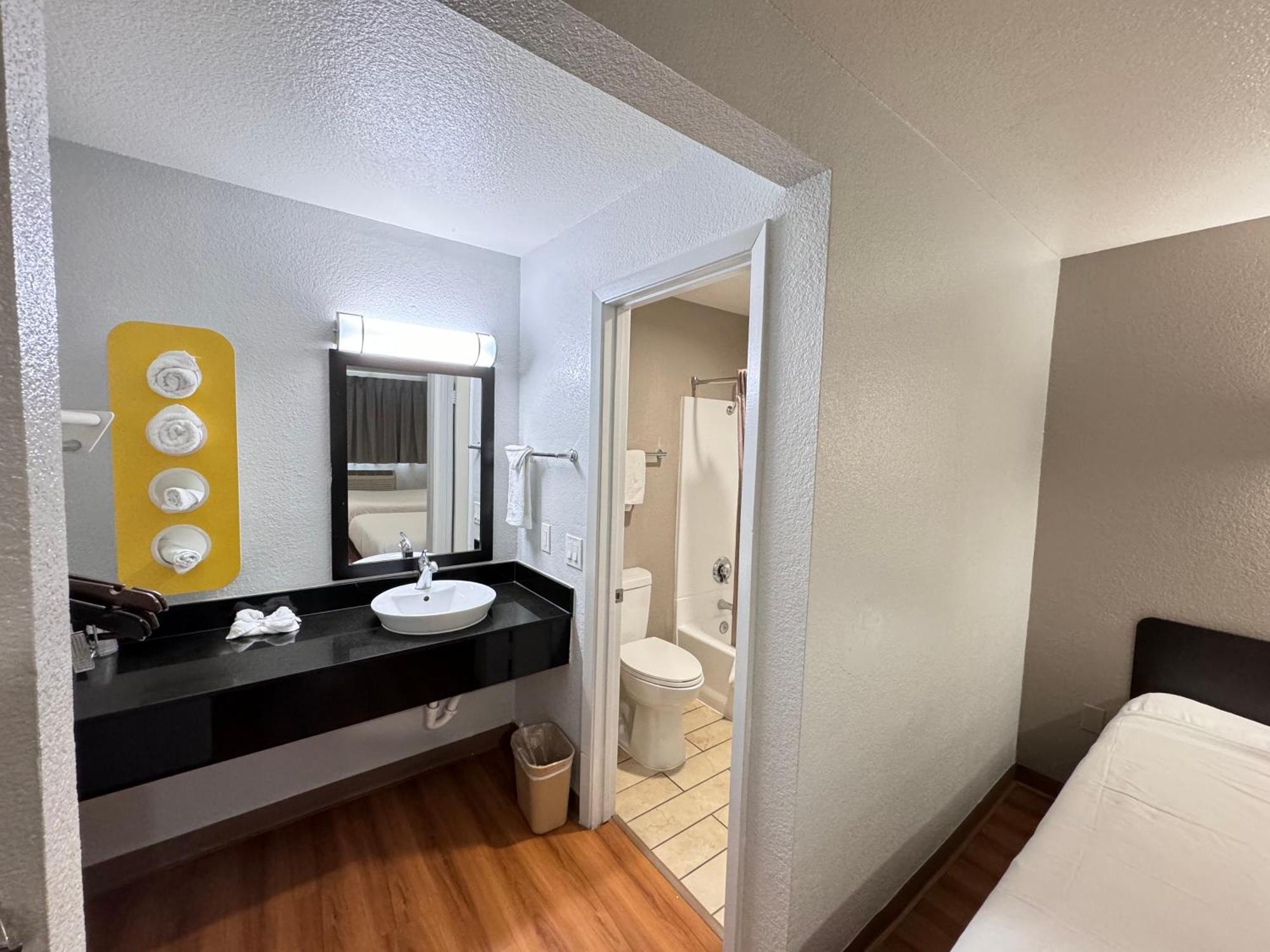 6 Airport Hotel Ontario