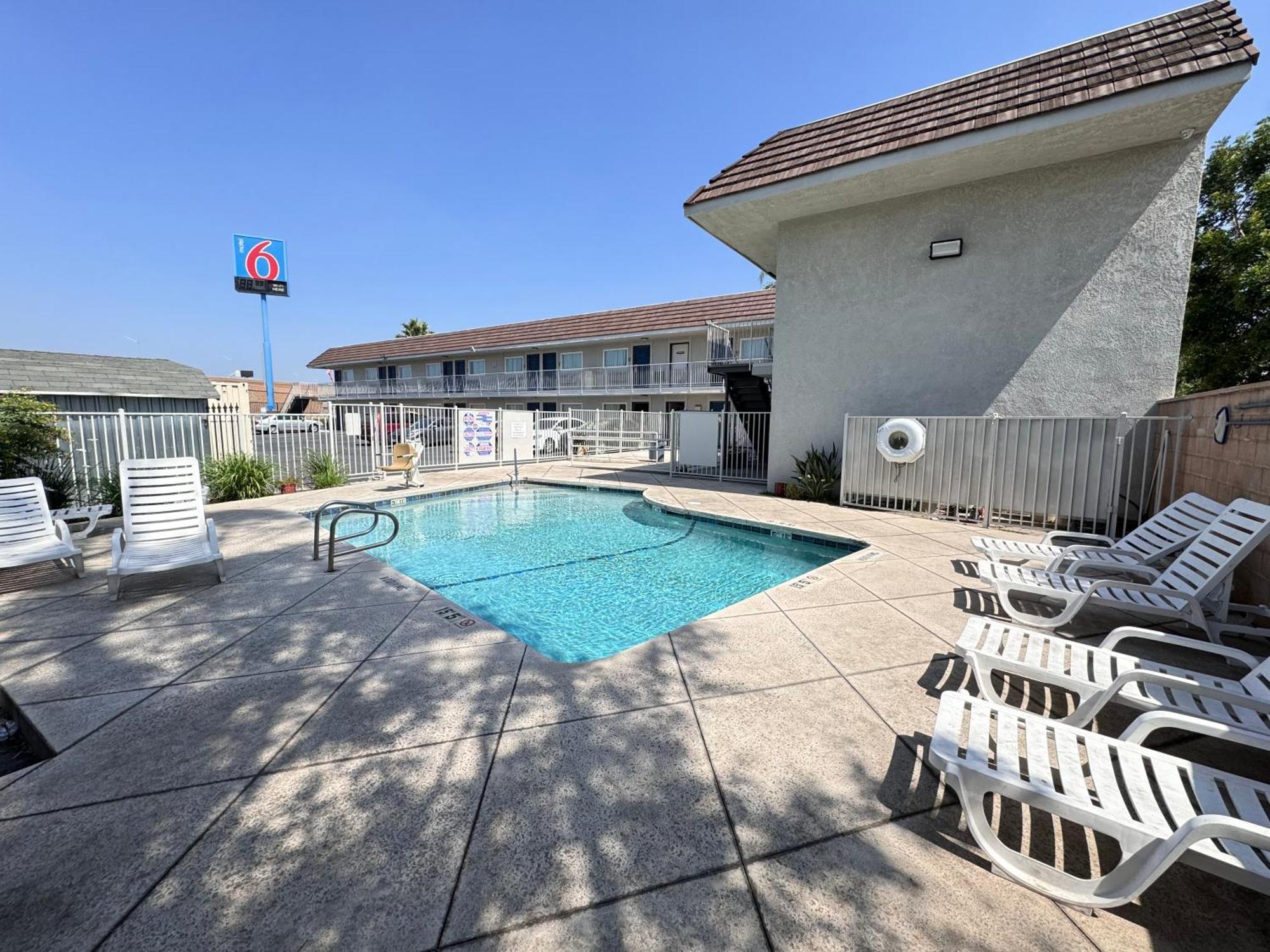 6 Airport Hotel Ontario