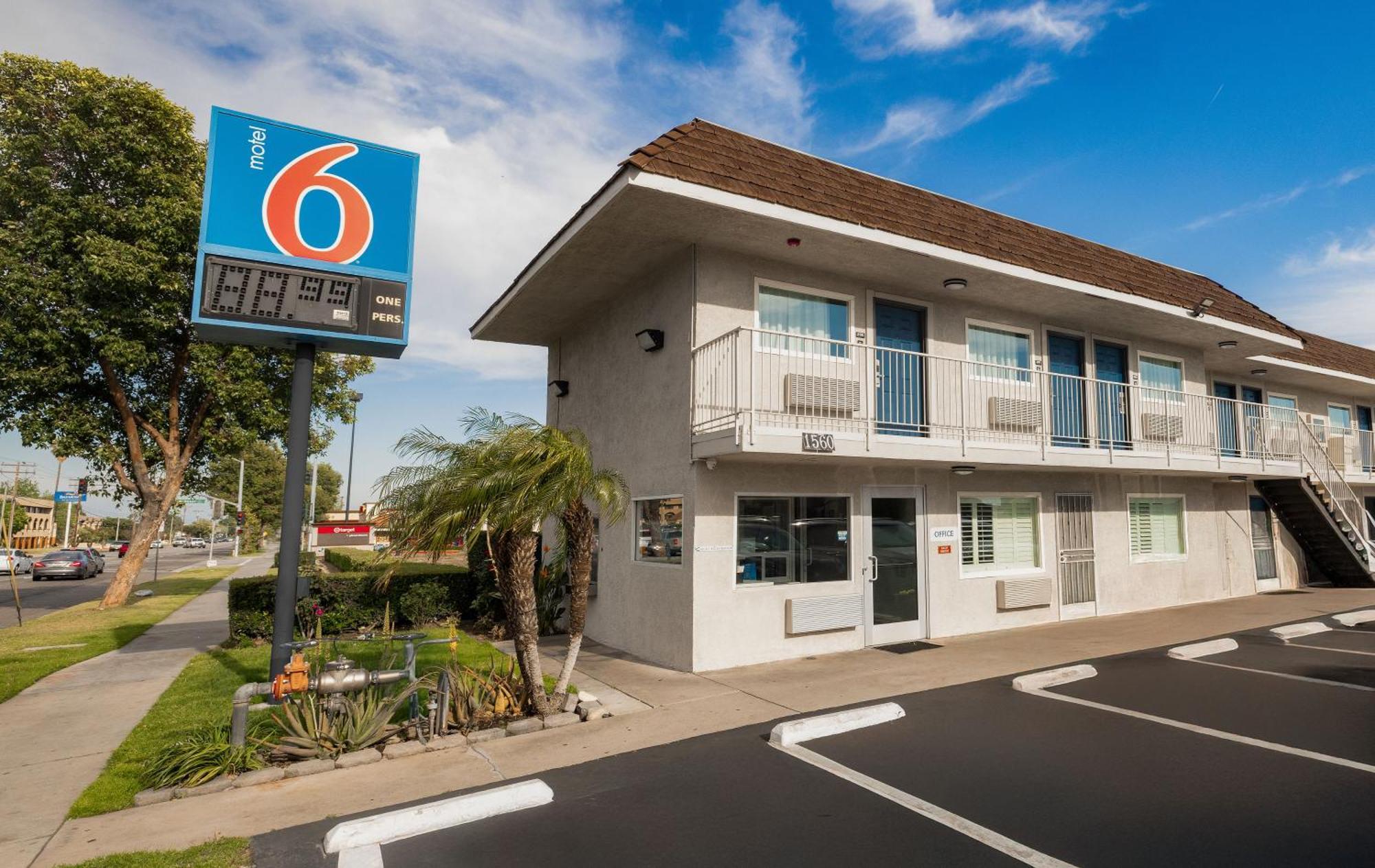 Hotel 6 Airport