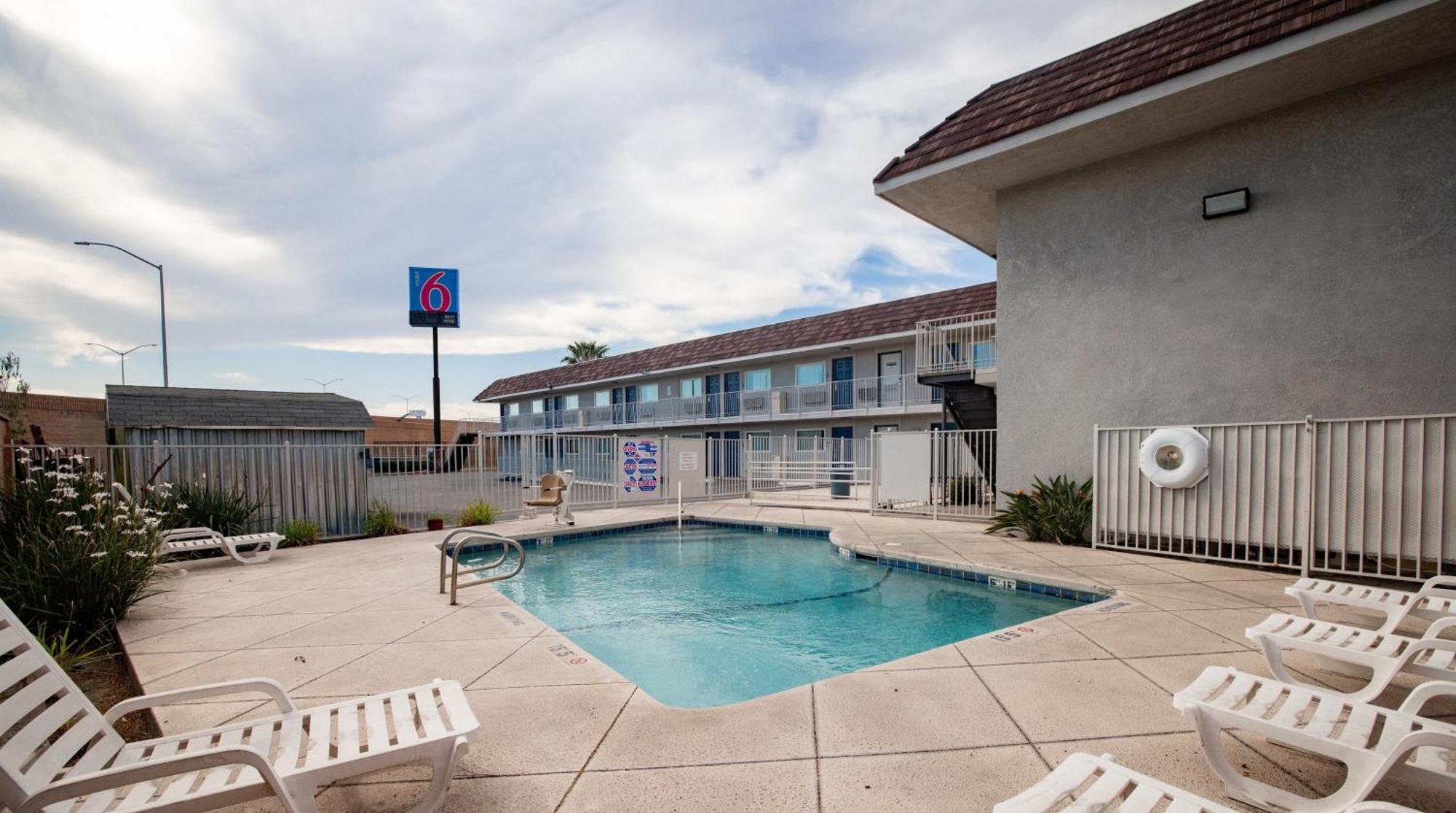 Hotel 6 Airport Ontario