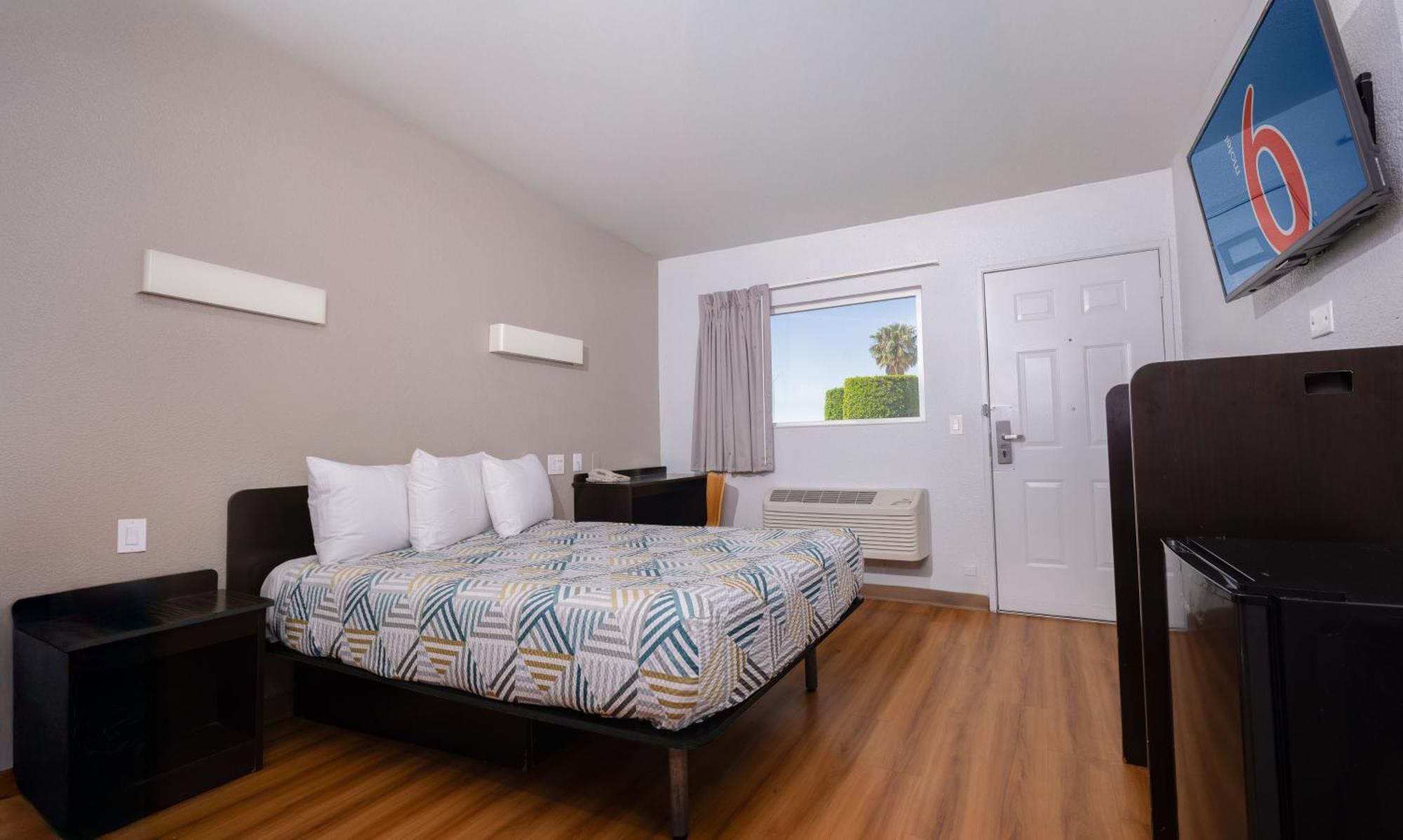 Hotel 6 Airport 2*