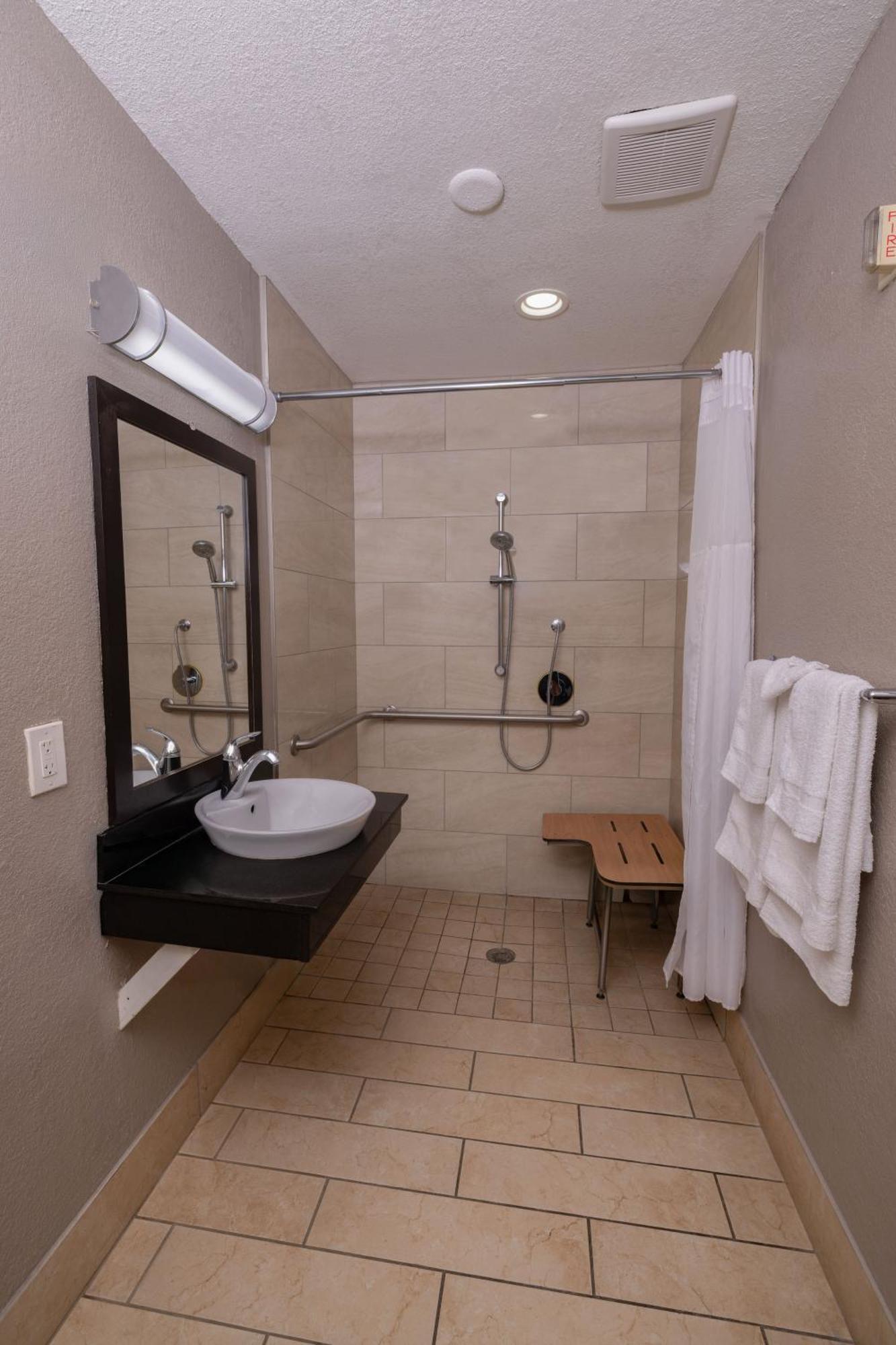 6 Airport Hotel Ontario