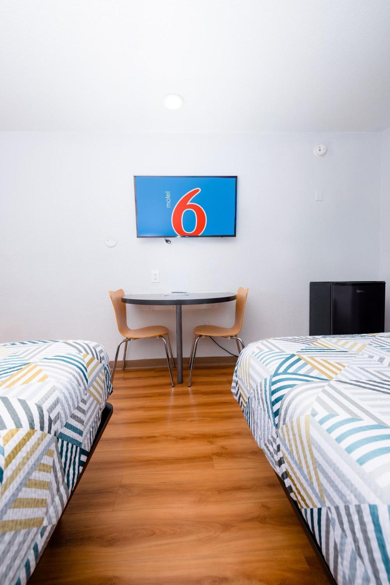 Hotel 6 Airport Ontario