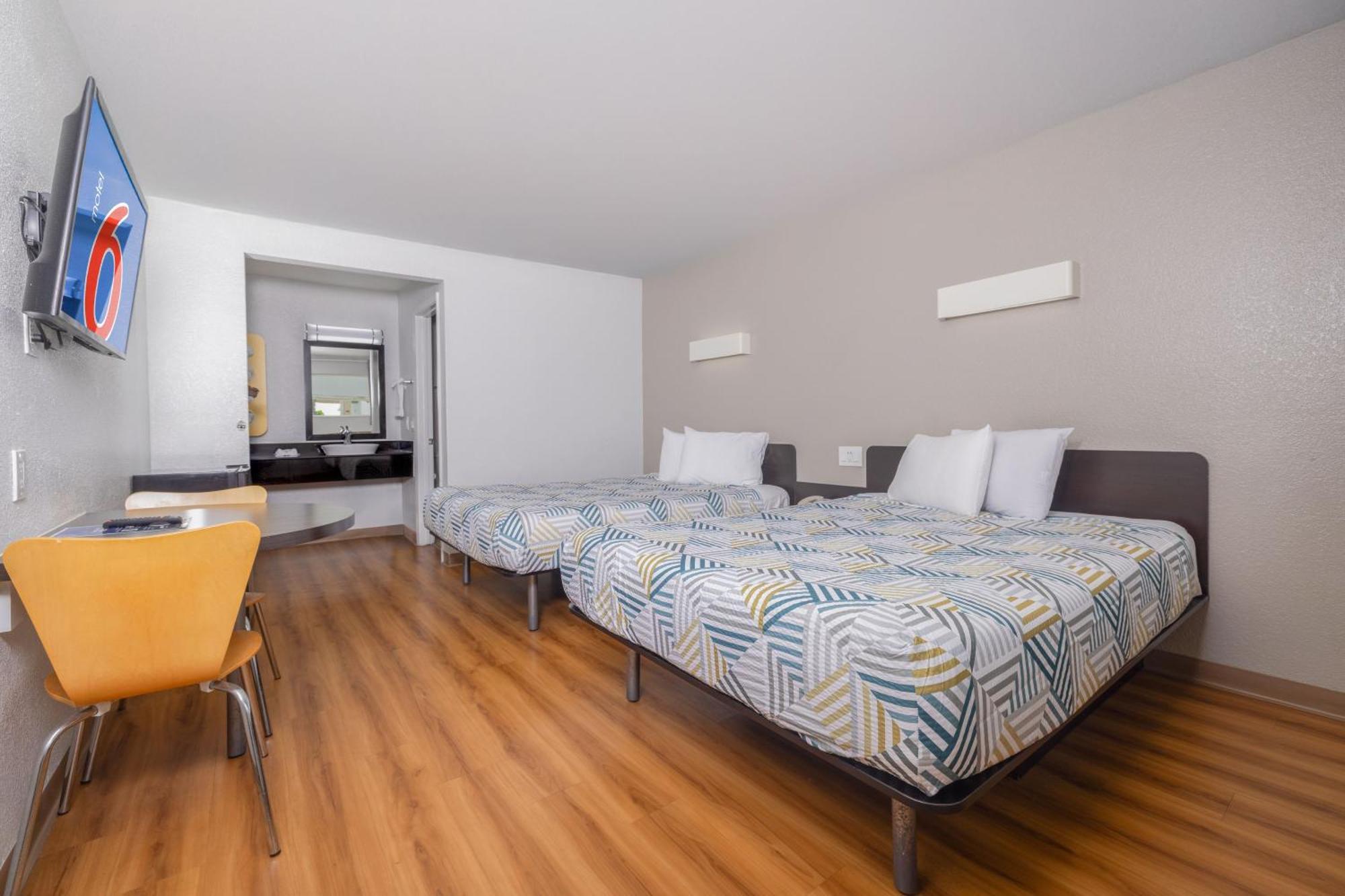 6 Airport Hotel