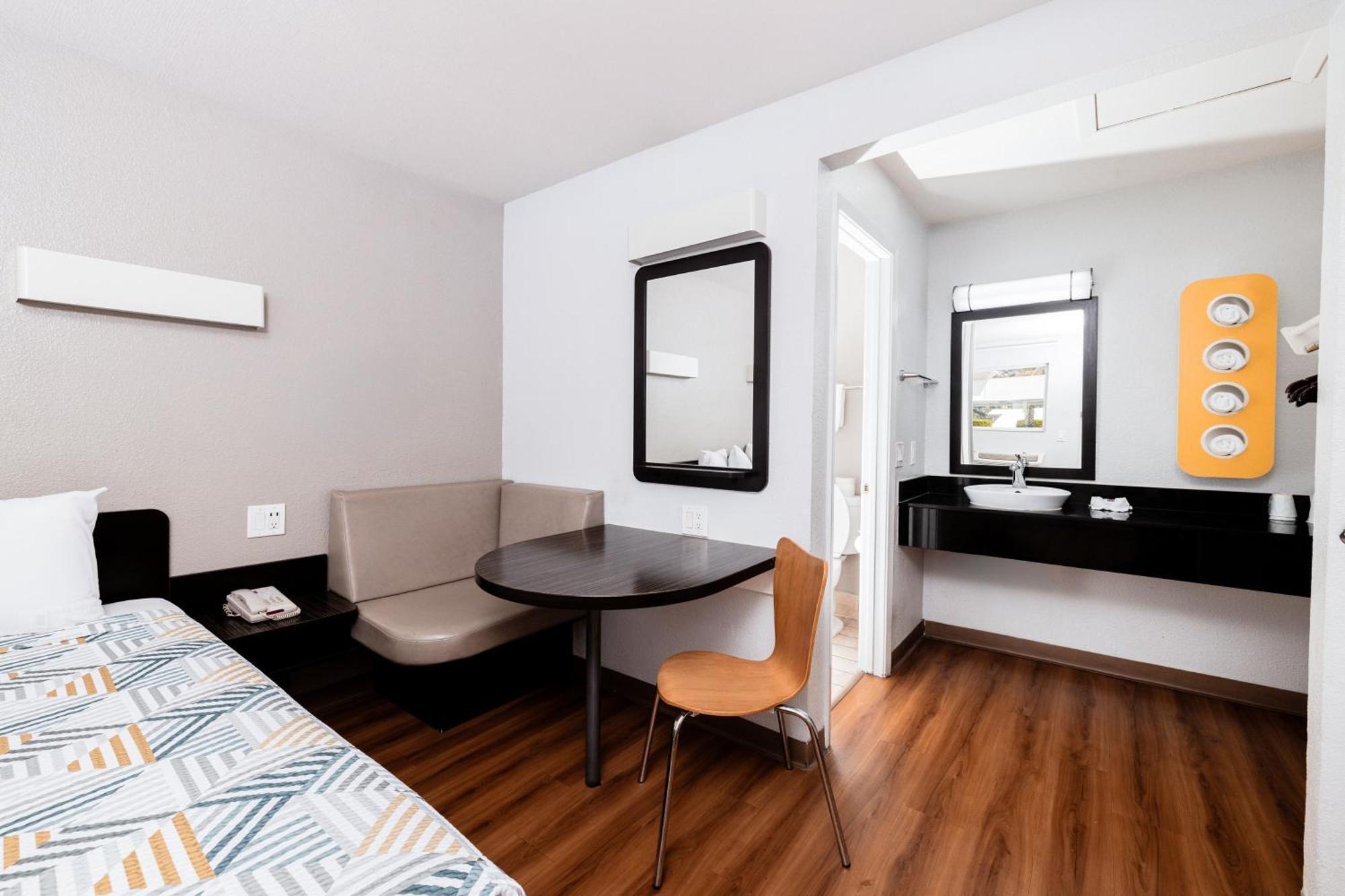 Hotel 6 Airport 2*