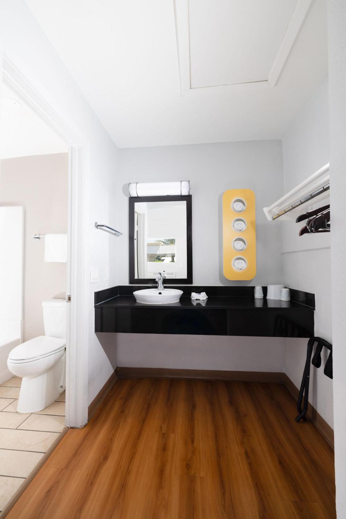 6 Airport Hotel Ontario