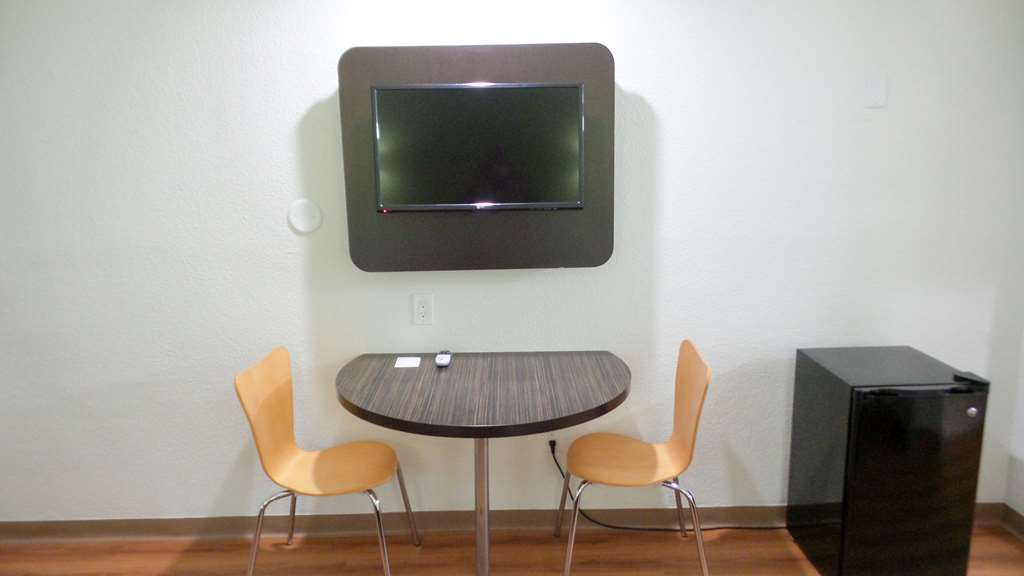 6 Airport Hotel 2*