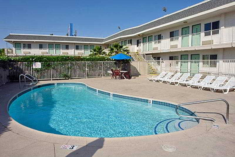 Hotel 6 Airport
