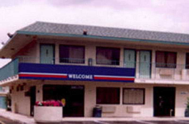 Hotel 6 Airport Ontario
