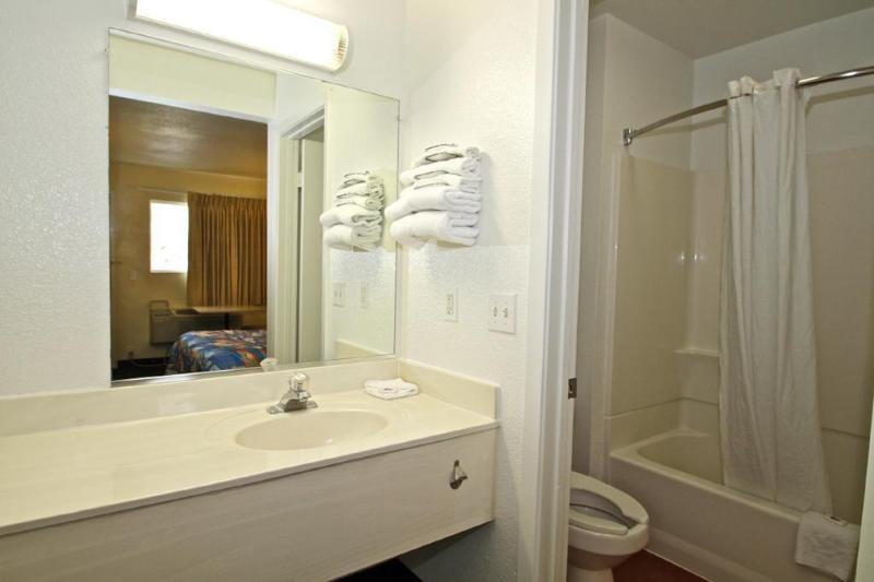 6 Airport Hotel 2*