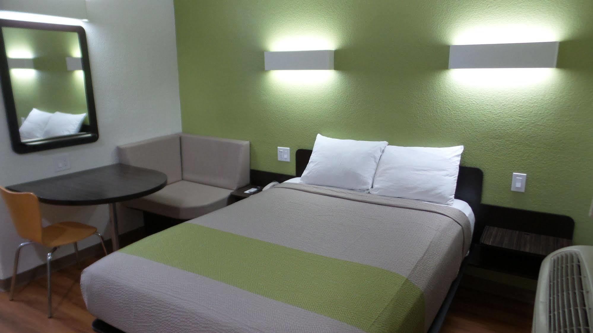 6 Airport Hotel Ontario
