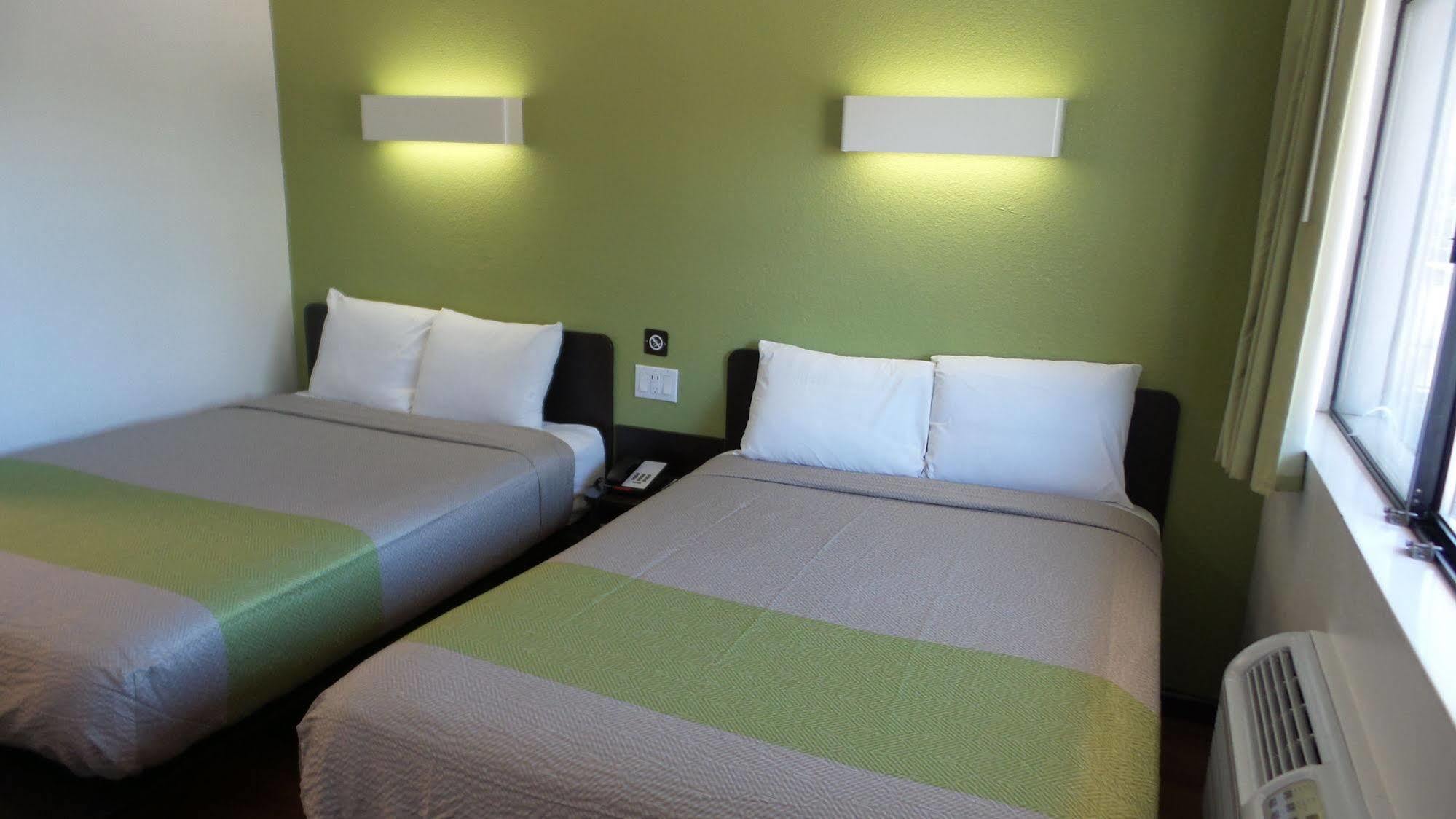 6 Airport Hotel Ontario