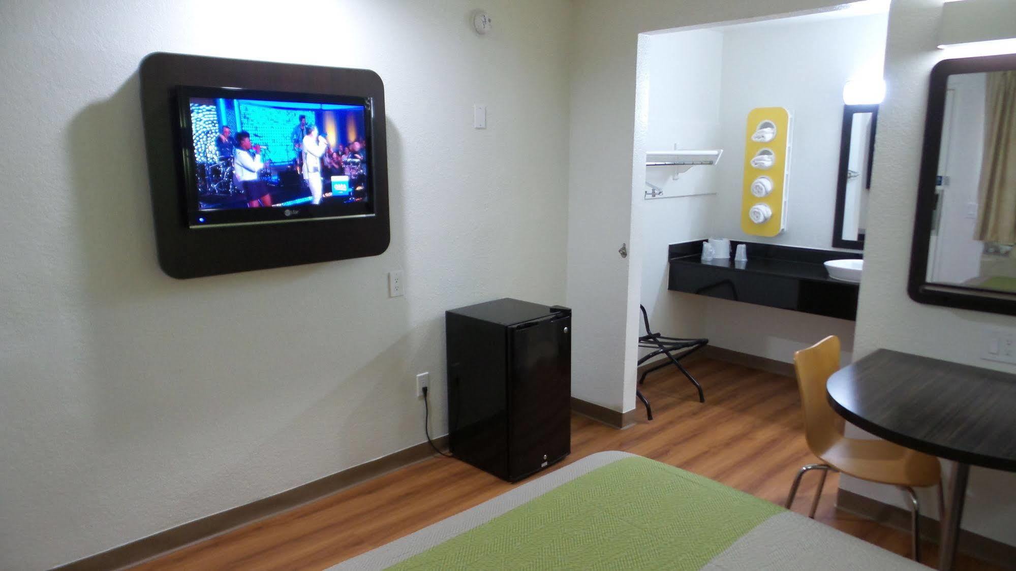 6 Airport Hotel