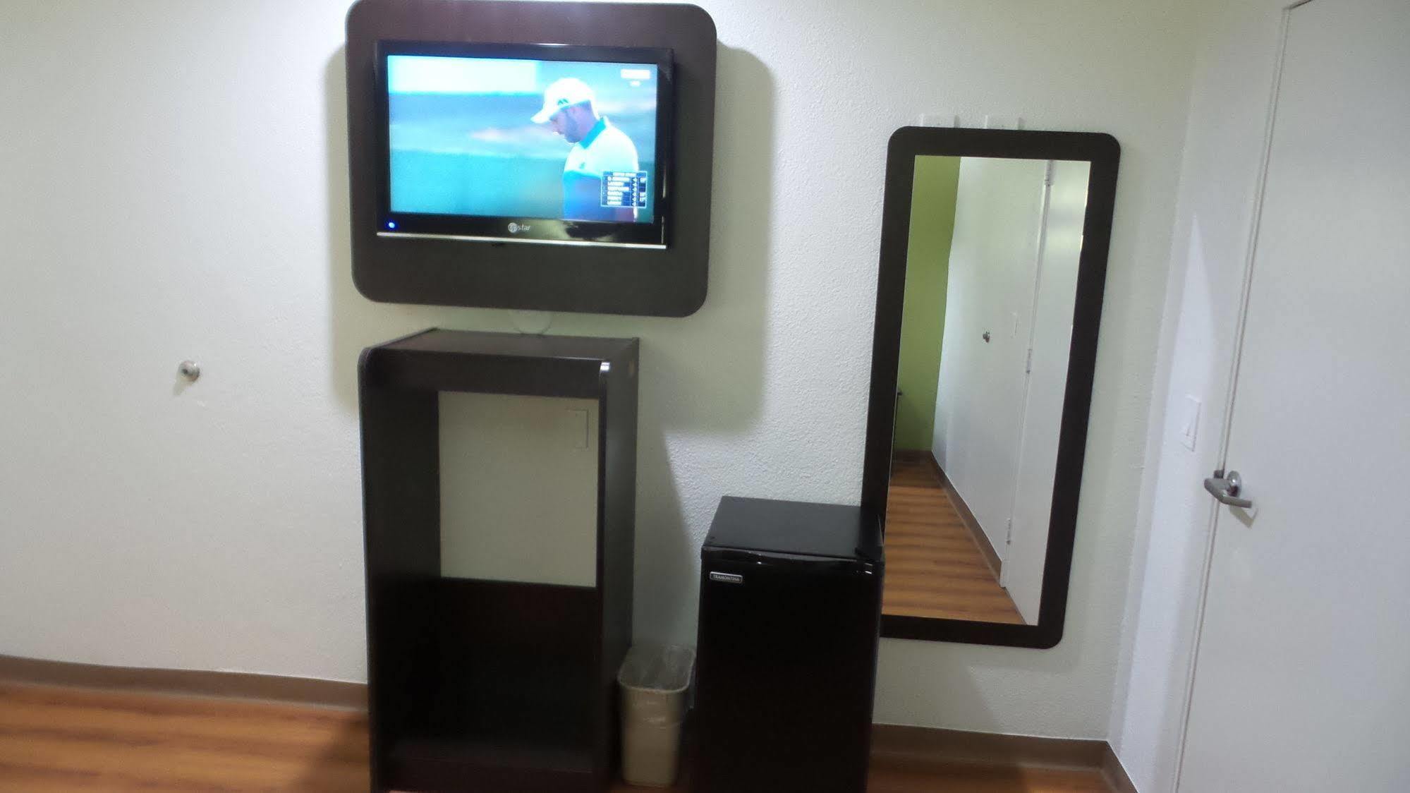 6 Airport Hotel Ontario