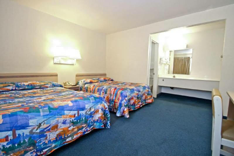 6 Airport Hotel 2*