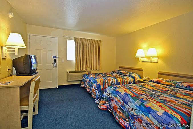 Hotel 6 Airport Ontario