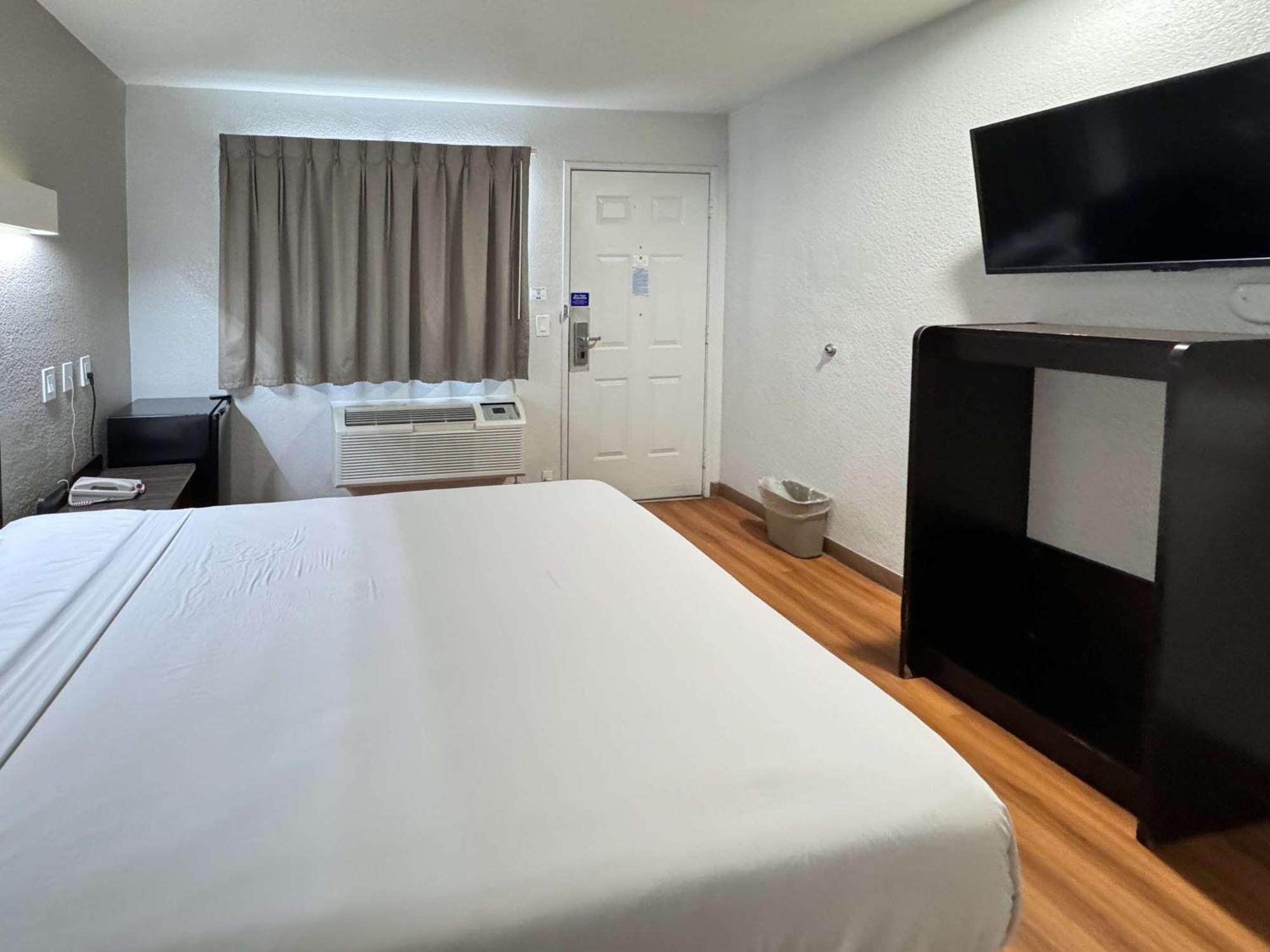 6 Airport Hotel