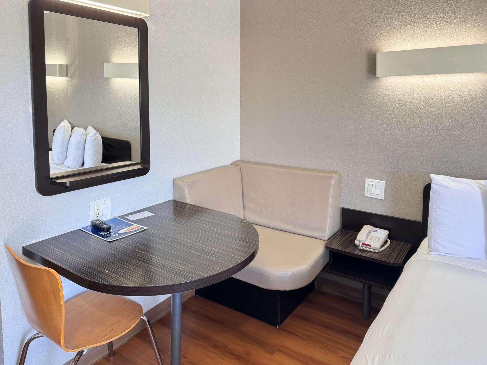 6 Airport Hotel 2*